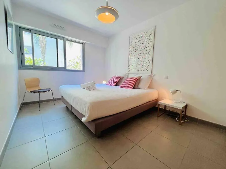 Le White Pearl : Apt 4 Prs, Parking, Clim Antibes 0*,  France
